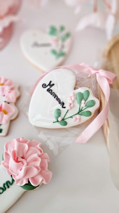 Biscuit cœur fleuri “Maman” – Fête des Mères -Collection Florale