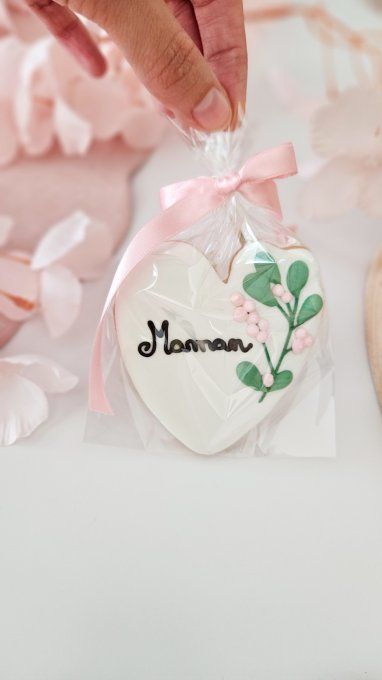 Biscuit cœur fleuri “Maman” – Fête des Mères  -Collection Florale