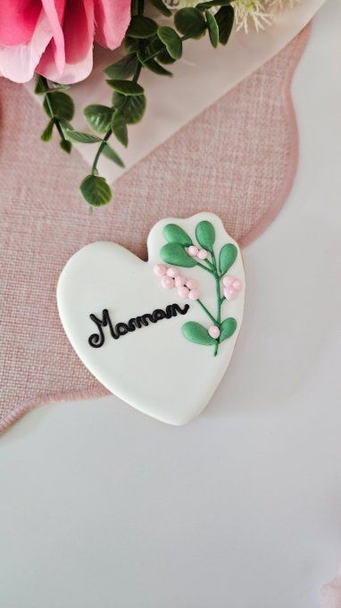 Biscuit cœur fleuri “Maman” – Fête des Mères  -Collection Florale