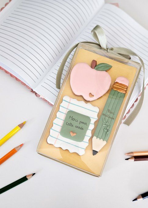 Trio de Sablés décorés personnalisés Maître, Maîtresse ou ATSEM – Coffret Merci pour cette année
