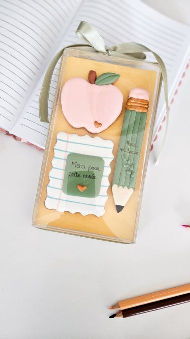 Trio de Sablés décorés personnalisés Maître, Maîtresse ou ATSEM – Coffret Merci pour cette année