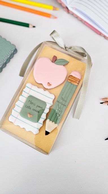 Trio de Sablés décorés personnalisés Maître, Maîtresse ou ATSEM – Coffret Merci pour cette année