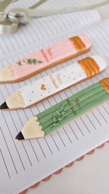 Coffret de 3 crayons en sablés décorés personnalisé – Cadeau maîtresse, maître ou ATSEM 