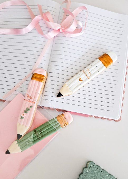 Coffret de 3 crayons en sablés décorés personnalisé – Cadeau maîtresse, maître ou ATSEM 