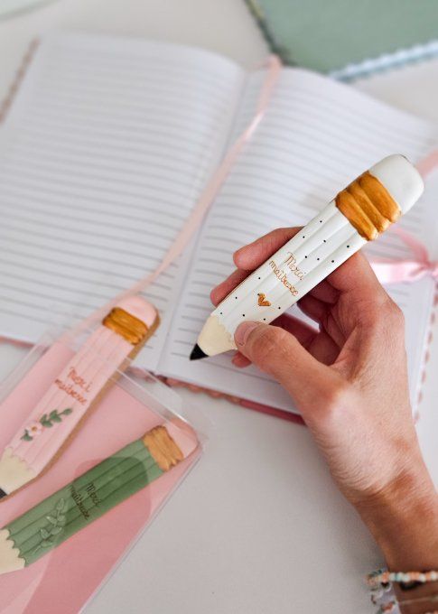 Coffret de 3 crayons en sablés décorés personnalisé – Cadeau maîtresse, maître ou ATSEM 