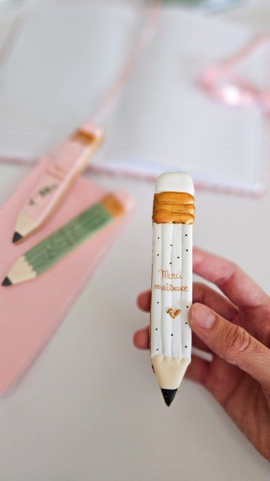 Coffret de 3 crayons en sablés décorés personnalisé – Cadeau maîtresse, maître ou ATSEM 