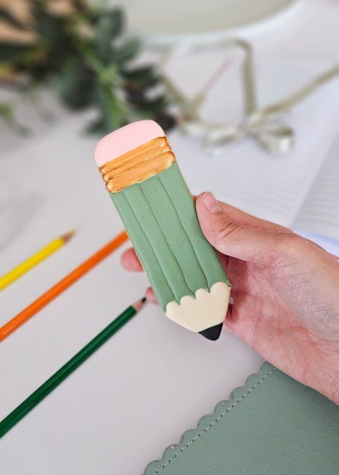 Maxi crayon personnalisable – Cadeau maîtresse, maître ou ATSEM 