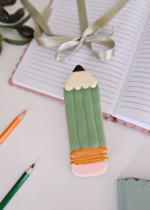 Maxi crayon personnalisable – Cadeau maîtresse, maître ou ATSEM 