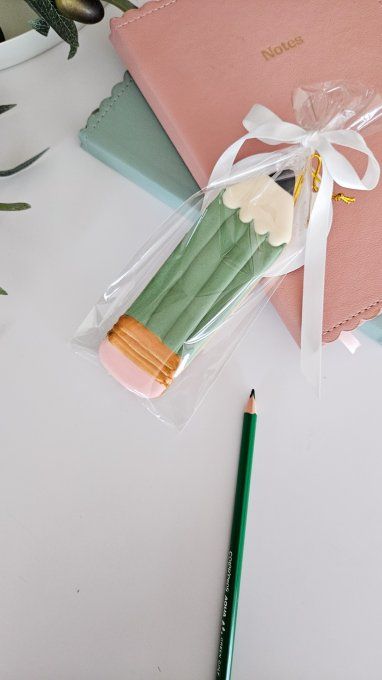 Maxi crayon personnalisable – Cadeau maîtresse, maître ou ATSEM 