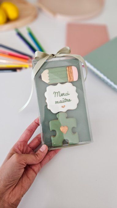 . Titre Coffret de sablés décorés Puzzle & Crayon – Cadeau maître